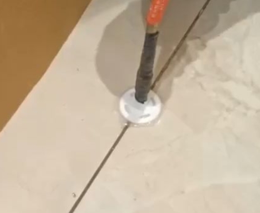 上街瓷砖空鼓维修公司专业解答瓷砖在铺贴过程中，如果没有涂抹均匀到位的粘结材料（如水泥砂浆或瓷砖胶），可能会导致以下问题