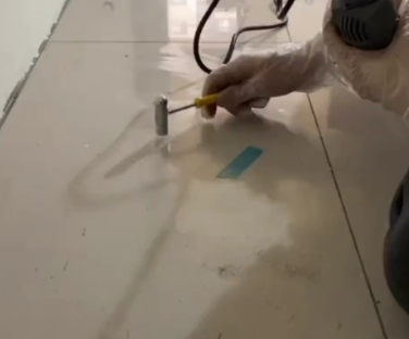 上街瓷砖开裂维修公司专业分享瓷砖在铺贴前如果没有沥干水分，将会导致以下问题